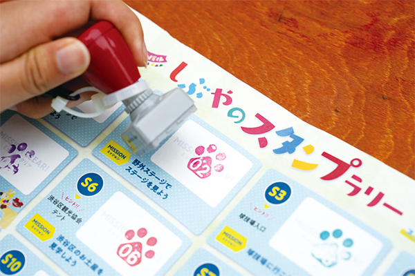 スタンプラリー用紙にスタンプを押している手元の様子
