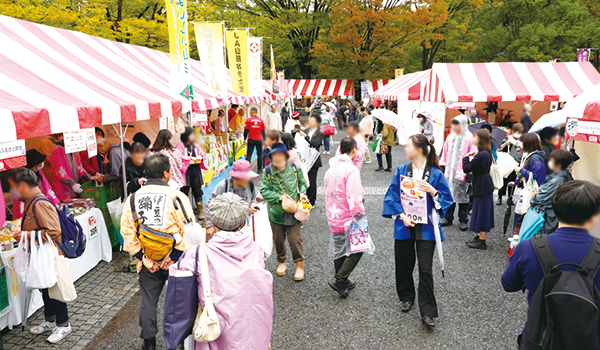 販売や展示でにぎわうテントゾーンの風景