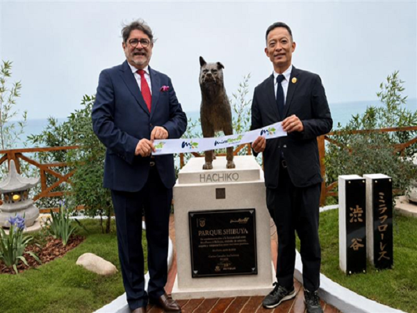 長谷部区長とカルロス・カナレス ミラフローレス区長が渋谷公園の記念碑前でほほ笑んでいる様子