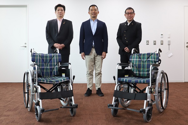車いす2台を寄贈いただいた東京都理容生活衛生同業組合の皆さまと長谷部区長の様子の写真