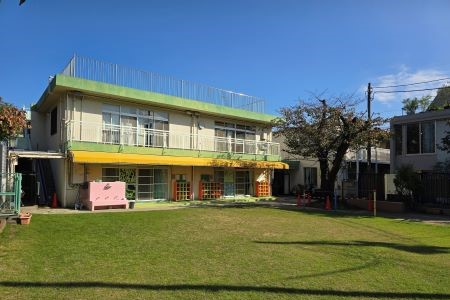 富ヶ谷保育園園舎と園庭の芝生