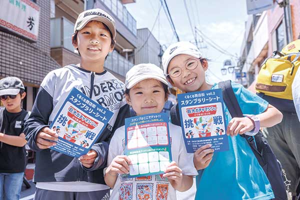 昨年の開催例スタンプラリーをしている写真