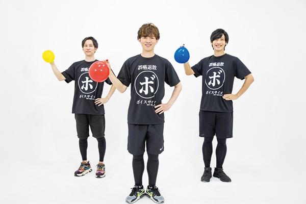 片手に風船をもって立つトレーナーたちの様子