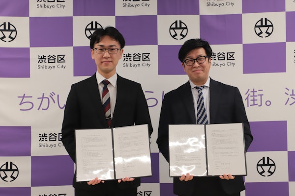 画像：渋谷区教育長　伊藤林太郎と一般社団法人シブタン代表理事　山田裕介氏が並んでいる様子
