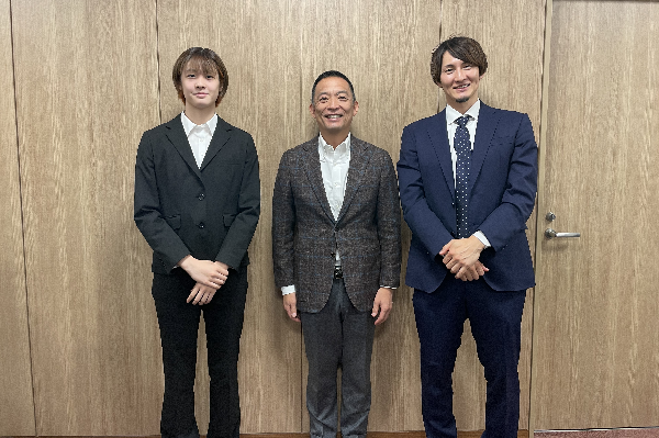 画像：TOKYO DIME　髙桑利加選手と岡田優介代表取締役と長谷部区長が並んでいる様子