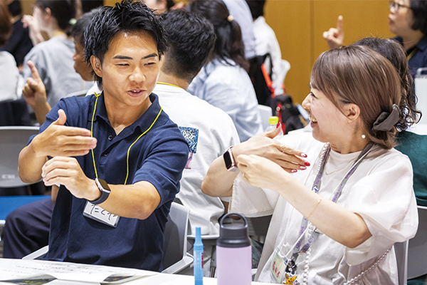 ろう者から手話を教わる参加者の様子