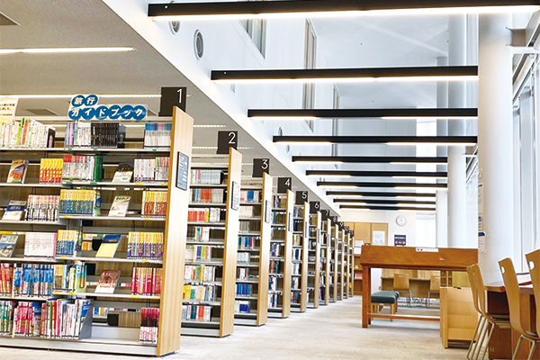 こもれび大和田図書館の内装