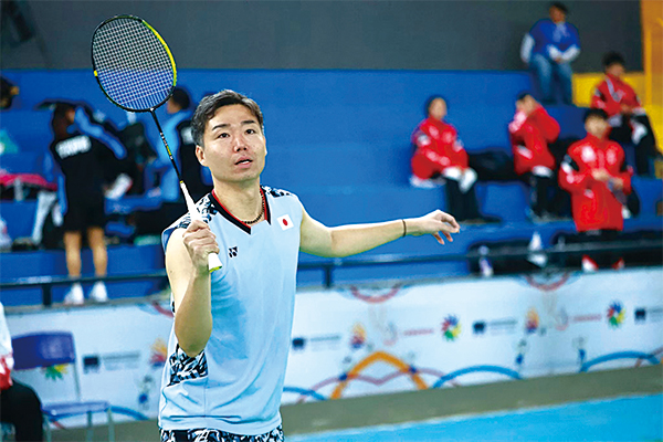 パラスポーツ(デフバドミントン)をしている写真