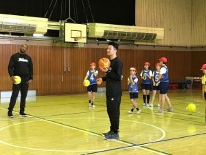 サンロッカーズ渋谷の選手が富谷小学校を訪問しました