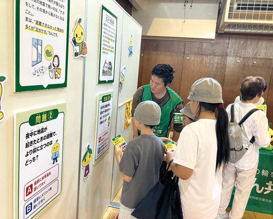防災クイズ クイズを考えている参加者写真