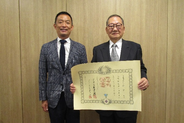 長谷部区長と瑞宝双光章を受賞された渋谷区保護司会 新實晃さんの様子の写真