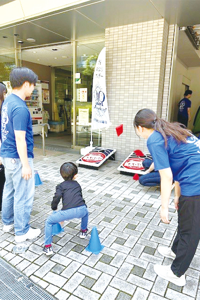 ボランティアと子どもたちが交流している様子