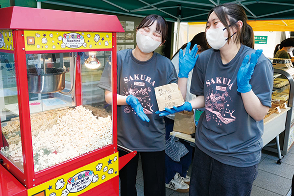 ポップコーンを販売するスタッフ