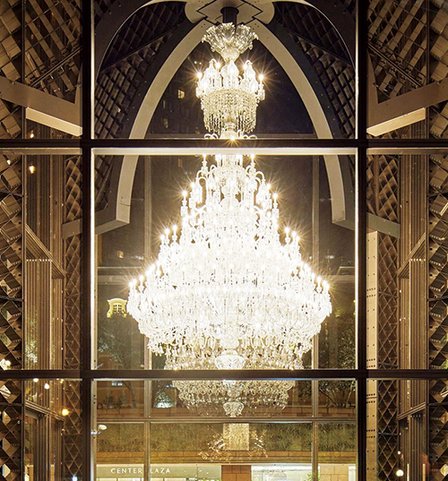 センター広場に設置されたバカラのシャンデリア