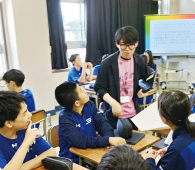 探究専門教員の指導の様子 写真