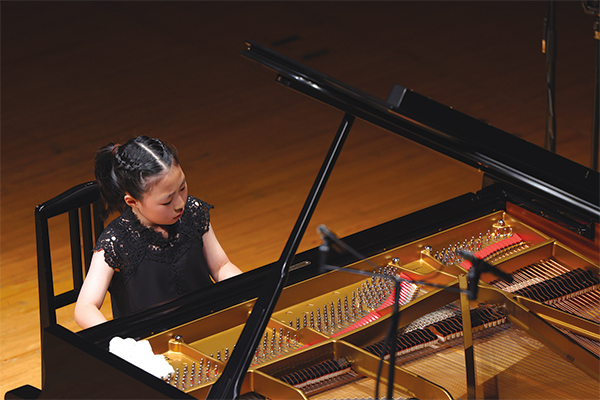 コンペティションにて演奏中の天野さん