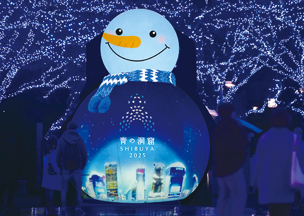 雪だるまの形の巨大な球体バルーンが会場に設置されている様子