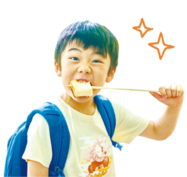 お菓子をかじる参加者