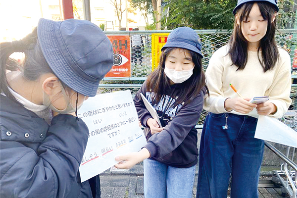 該当でインタビューをする子どもたちの様子