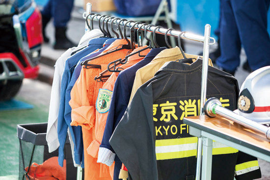 消防士の防火衣体験 写真