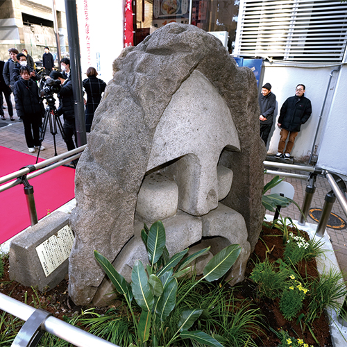 モヤイ像の裏面の顔