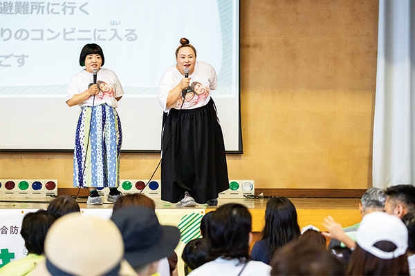 お笑いコンビのおかずクラブがゲストとして登壇している様子
