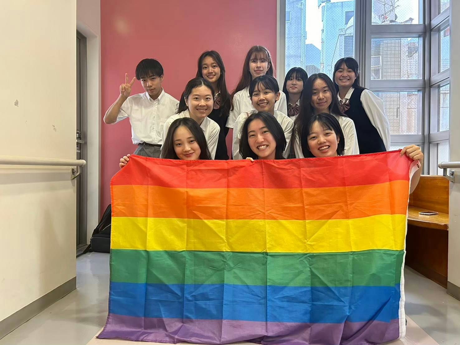 LGBTQプラスに関する授業に取り組む生徒たち