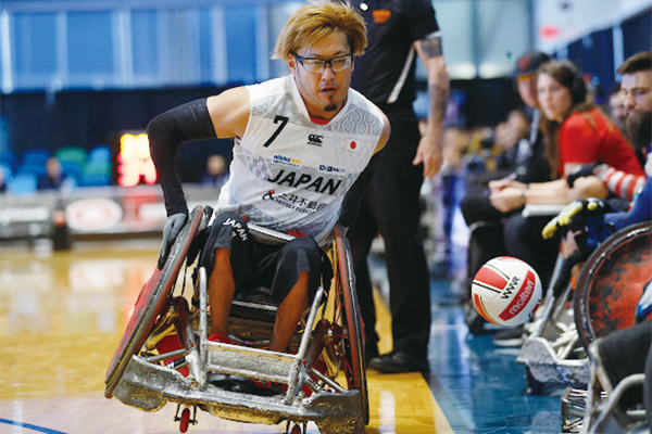 車いすラグビーの試合中の池崎さん