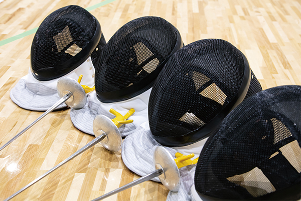 フェンシングのマスクと剣