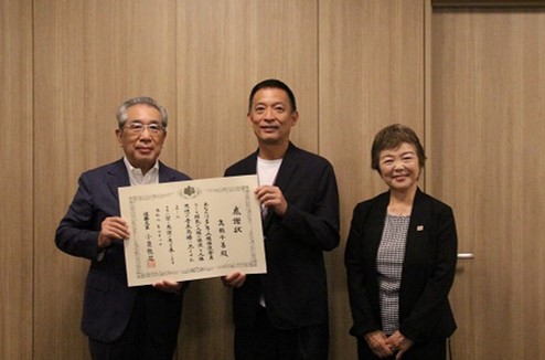 贈呈式後の髙橋千善氏、長谷部区長、森下利江幹事長