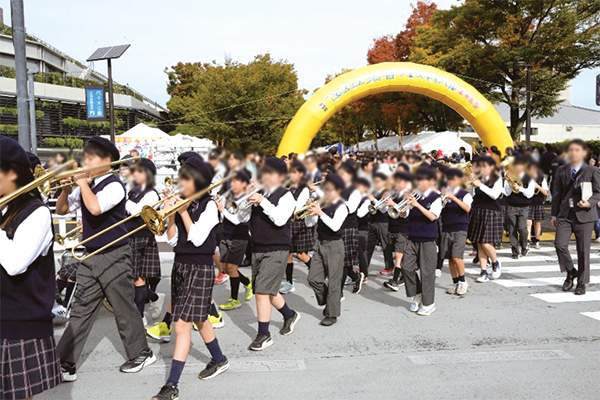 青少年の皆さんによるパレードの様子