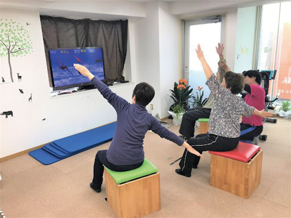 TANO-LT(タノ エルティー)を利用して複数の人がトレーニングをしている様子