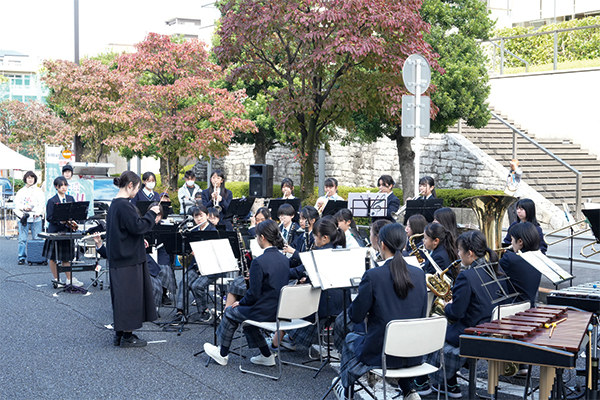 吹奏楽部による生演奏の様子