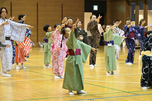 子どもたちがカブキ踊りの稽古をしている様子