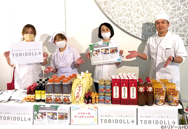 トリドールグループのスタッフと提供品の調味料など