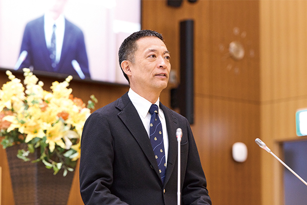 長谷部区長が区議会定例会で登壇している様子