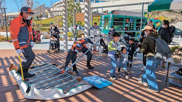 重量物の撤去体験・白バイの展示写真