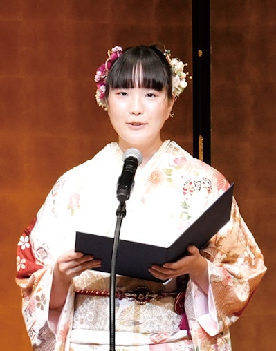 メッセージを発表している様子