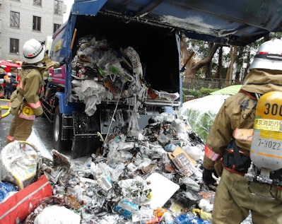 消防職員による消火、火災原因特定作業