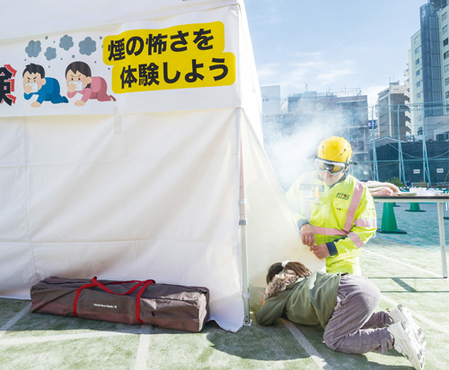 煙避難体験の様子