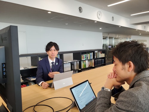 インタビューに答える職員の写真