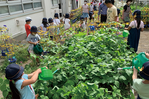 小学生が校内で菜園をしている様子