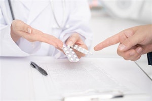 薬剤師が内服薬を提供しているイメージ画像