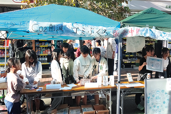 ごみ袋を販売する小学生たち