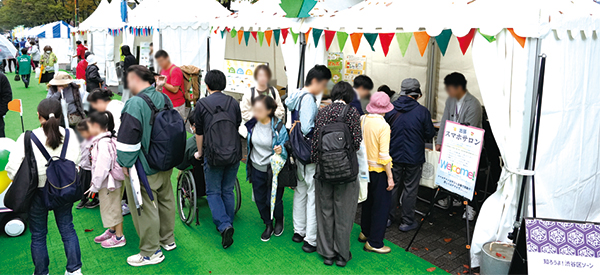 老若男女の参加者が行きかう知ろうよ！渋谷区ゾーンの風景
