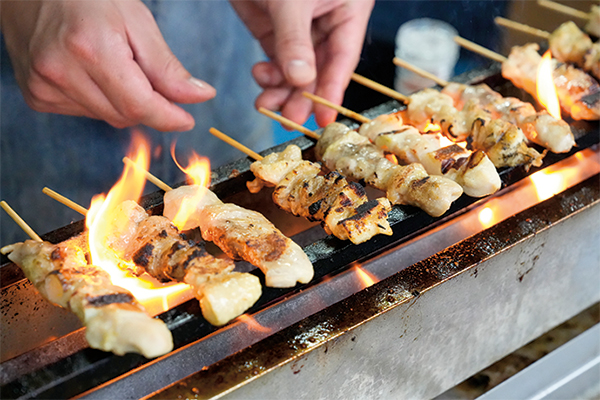 焼き鳥を焼いている様子