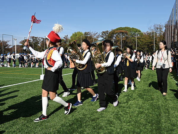 青少年団体がパレードをしている様子