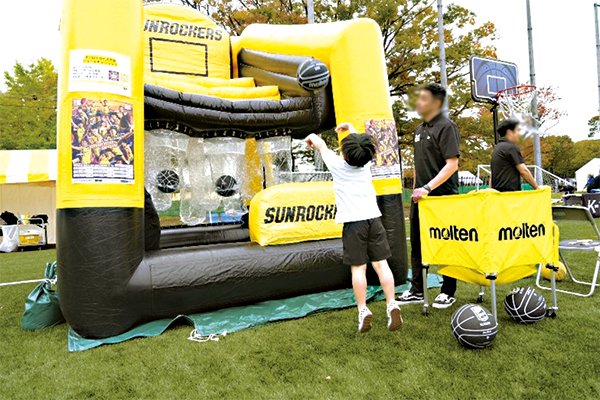 バスケットボールシュートチャレンジに参加する子ども