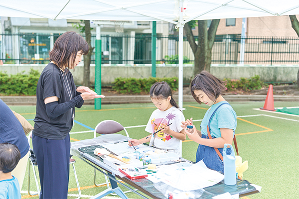 クラフト体験を楽しむ子どもたちの様子