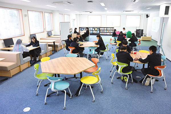 対面で座れるテーブル席が複数設置された共有スペース